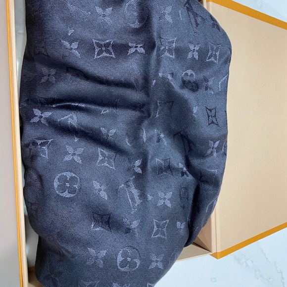 SOLD Authentic LV shawl - Picture 5 of 5